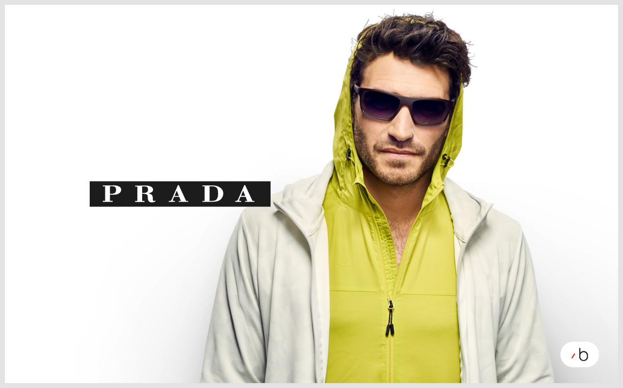 Manlig modell bär solglasögon från Prada Sport