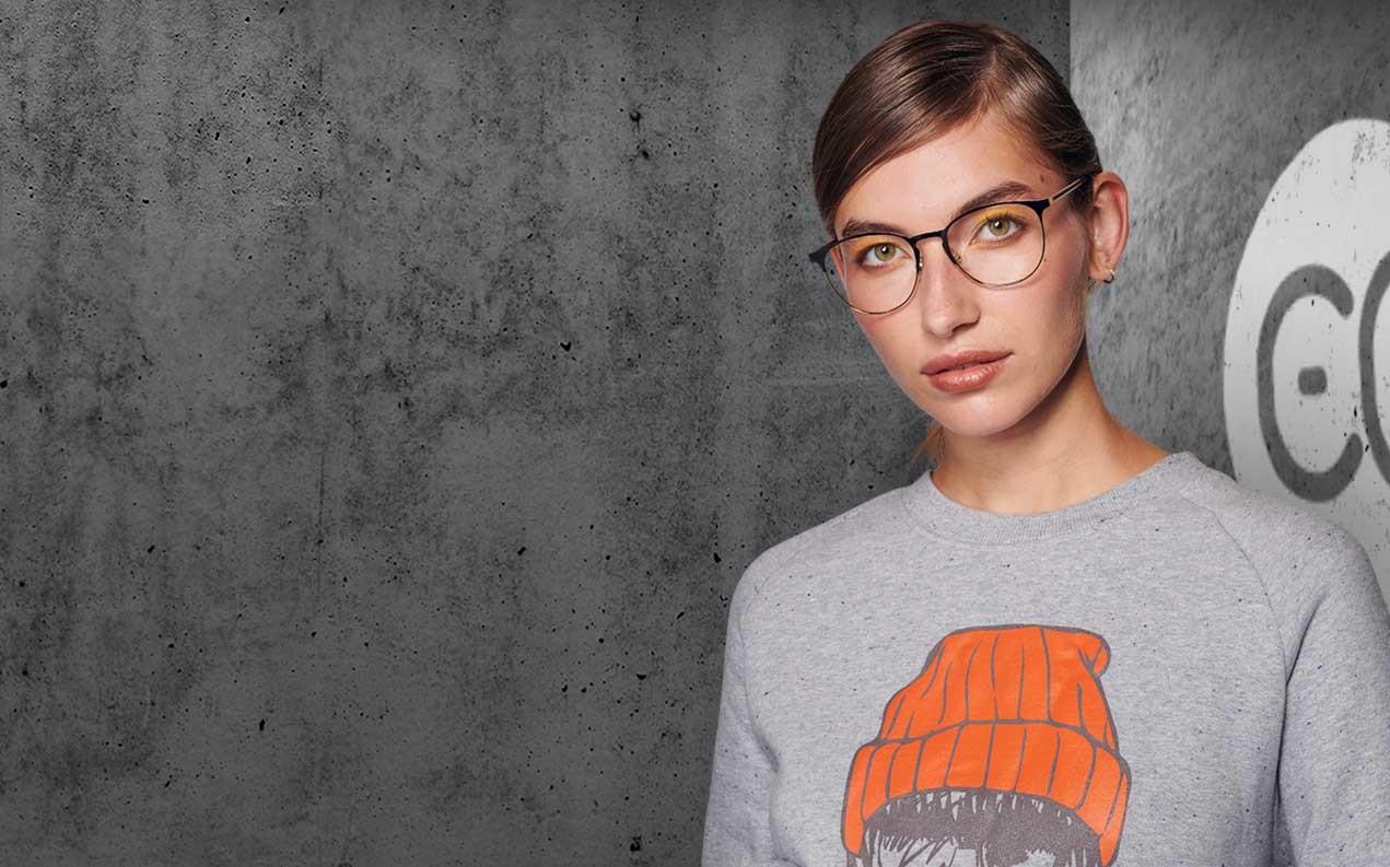 female model wearing womens ray-ban glasses