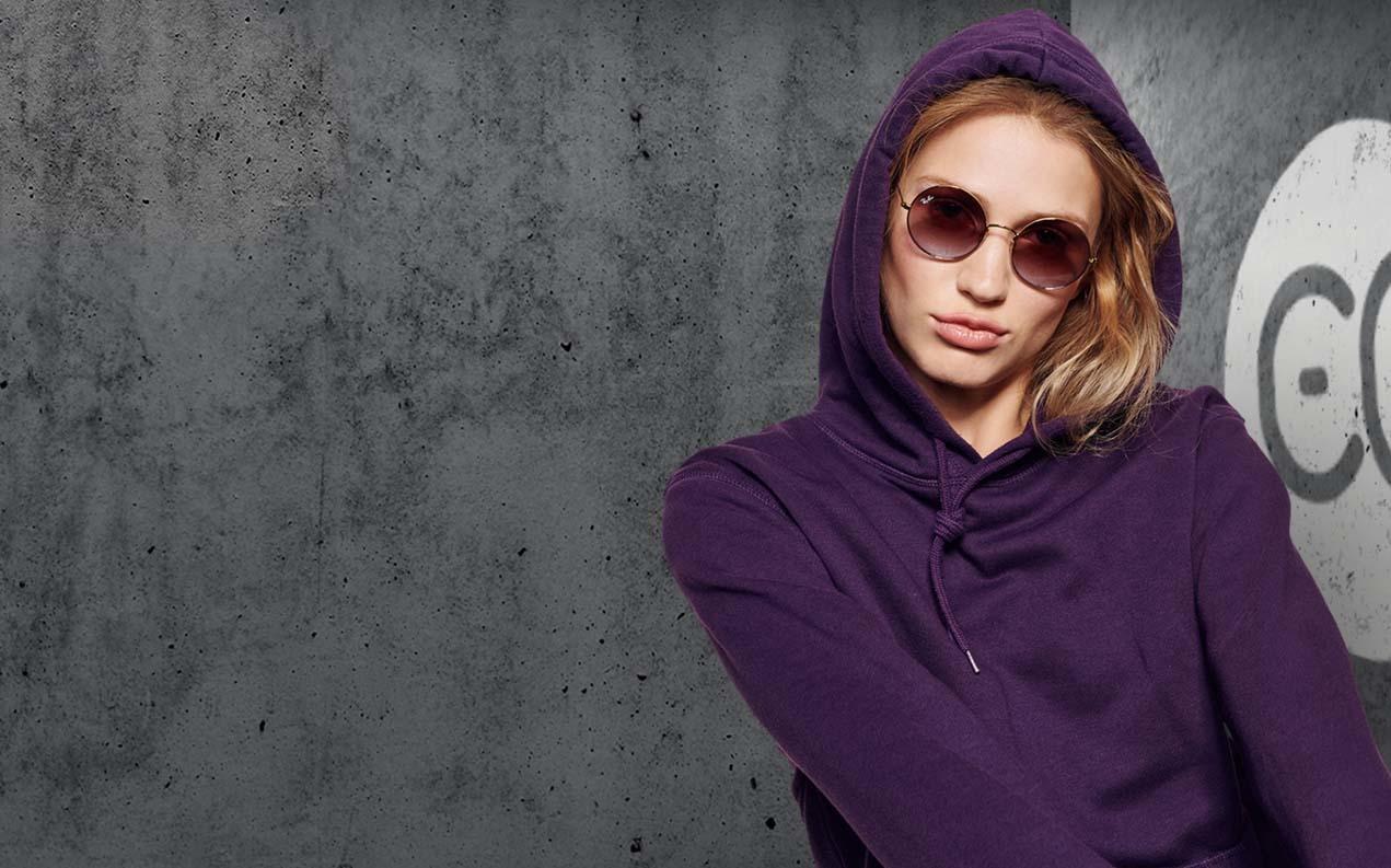 Kvinnlig modell bär solglasögon från Ray-Ban
