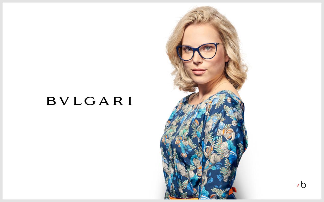 Kvinnlig modell bär glasögon från Bvlgari