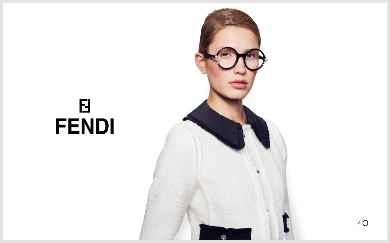 Kvinnlig modell bär glasögon från Fendi