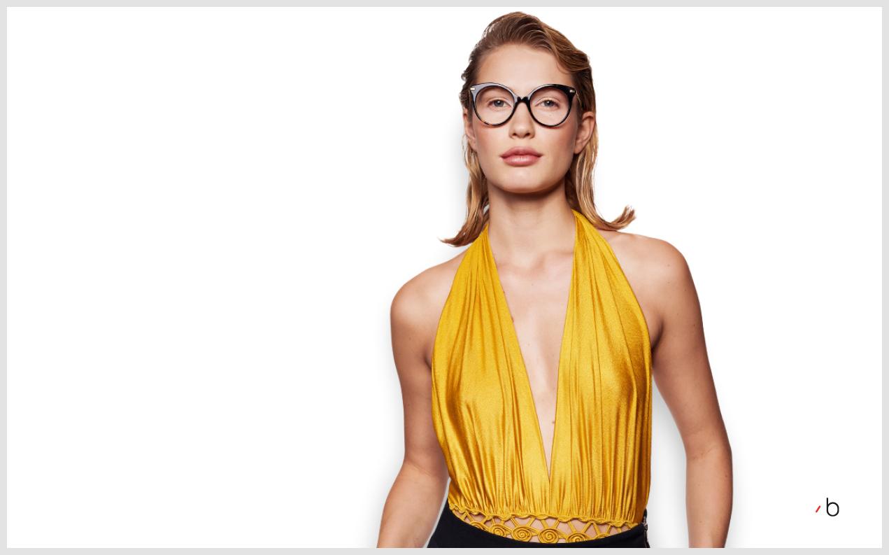 Kvinnlig modell bär glasögon från Gucci