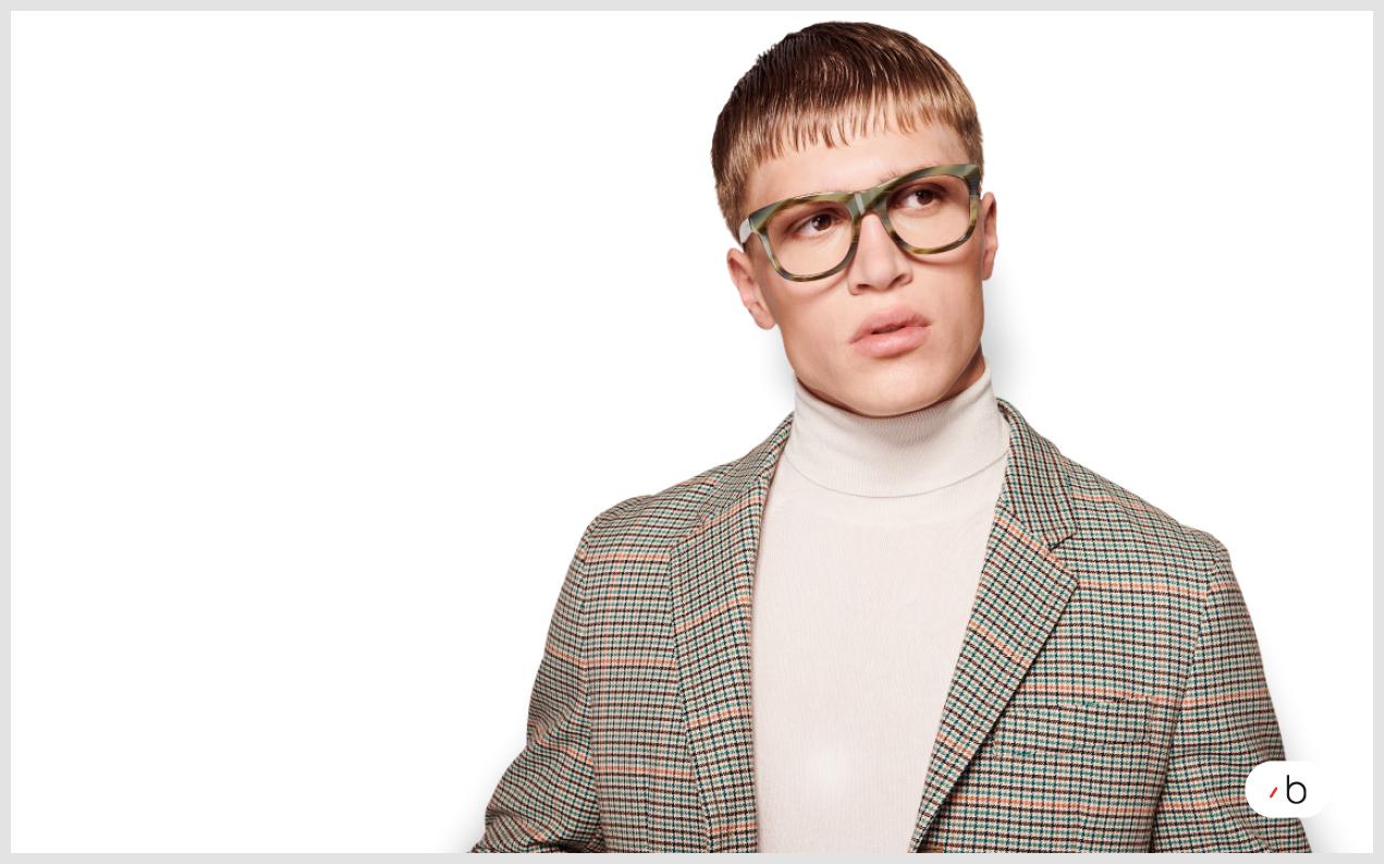 Manlig modell bär glasögon från Gucci