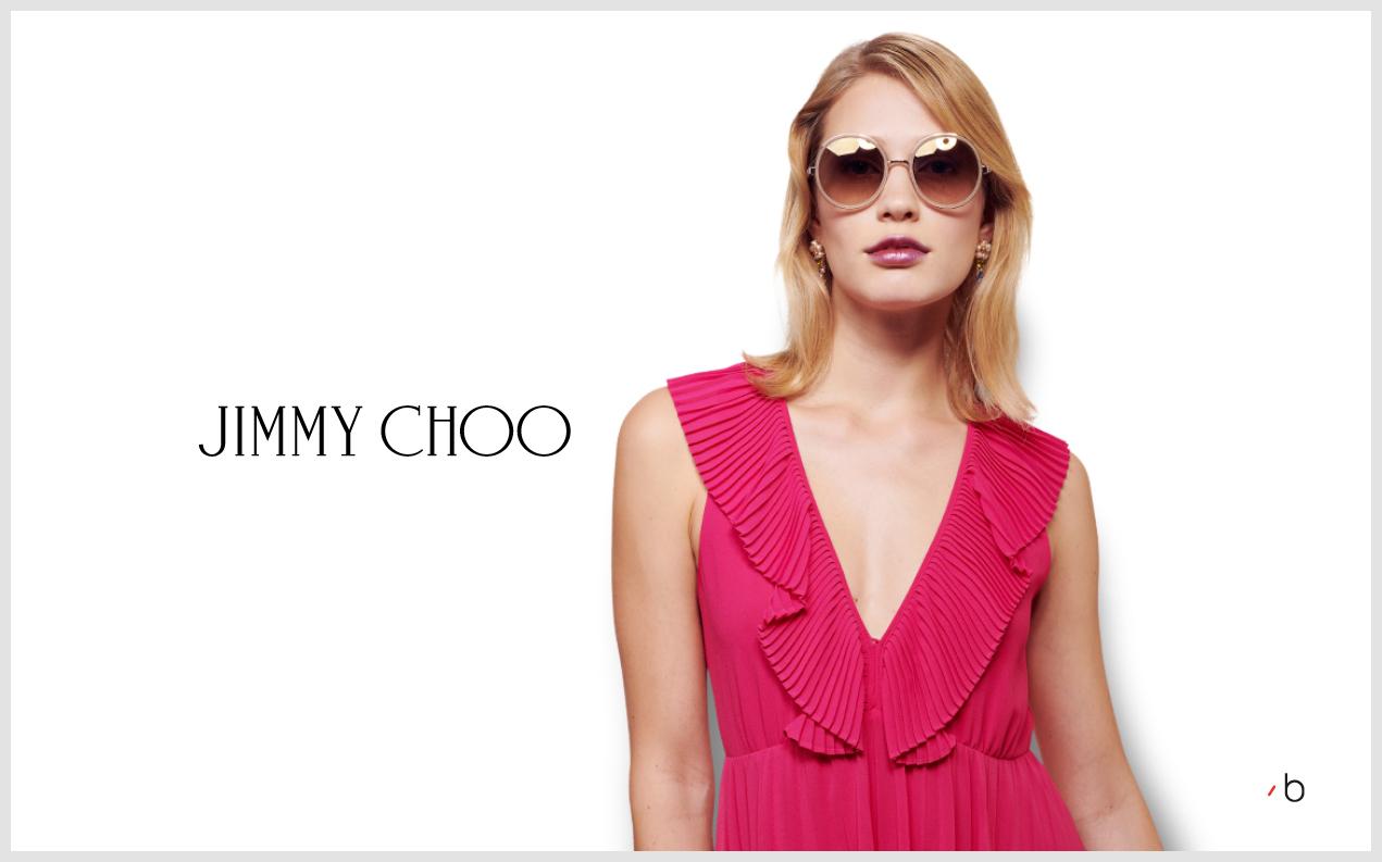Kvinnlig modell bär solglasögon från Jimmy Choo