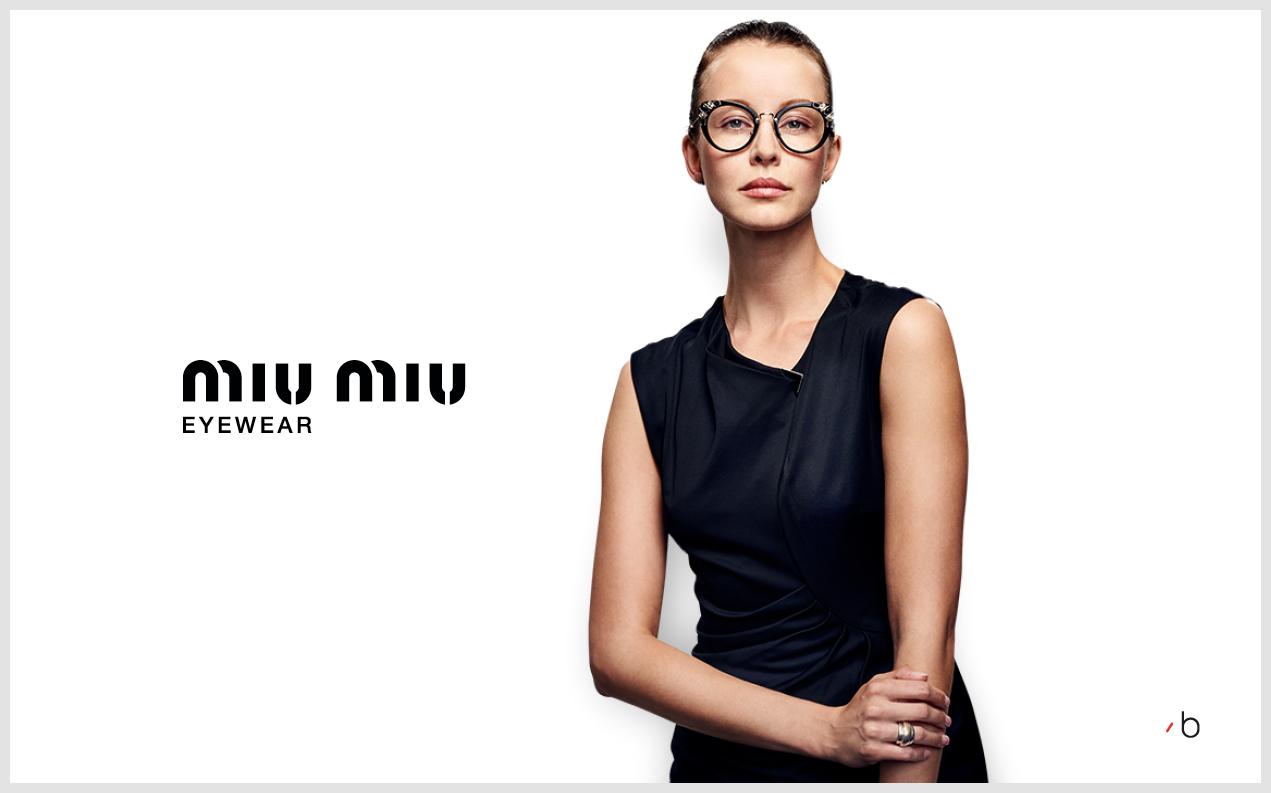 Kvinnlig modell bär glasögon från Miu Miu