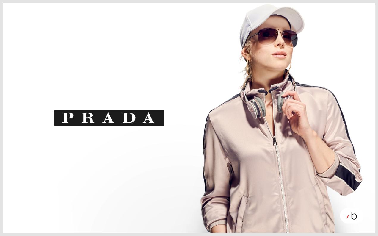 Kvinnlig modell bär solglasögon från Prada Sport