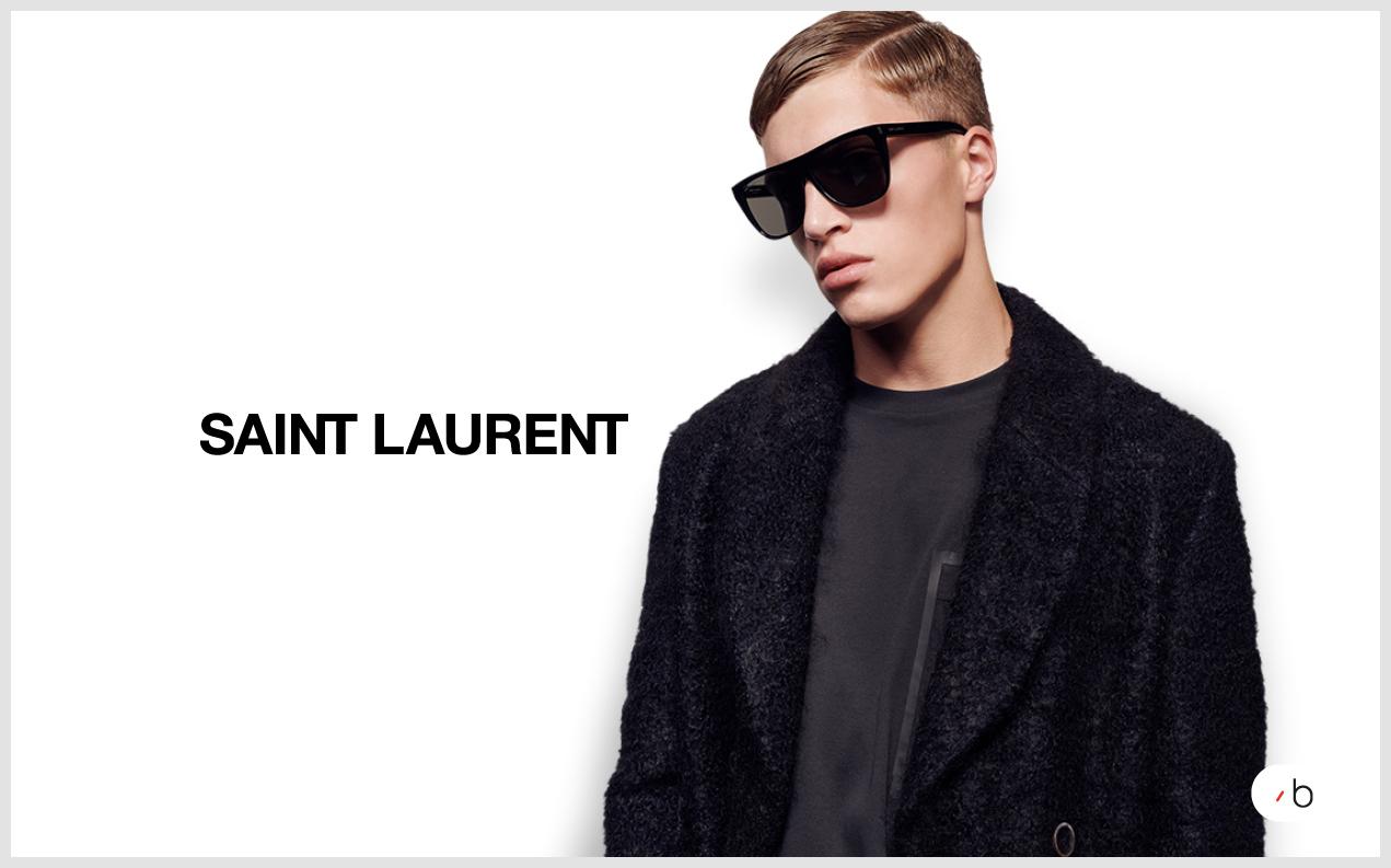 Manlig modell bär solglasögon från Saint Laurent