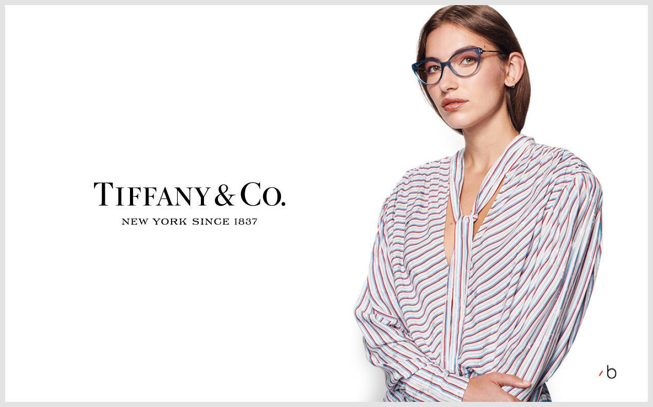 Kvinnlig modell bär glasögon från Tiffany & Co.