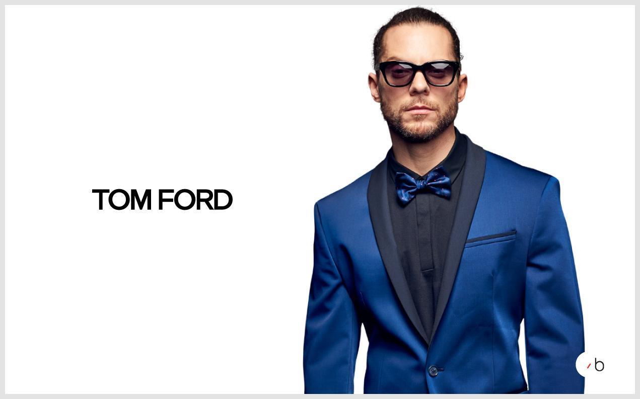 Manlig modell bär designer-solglasögon från Tom Ford