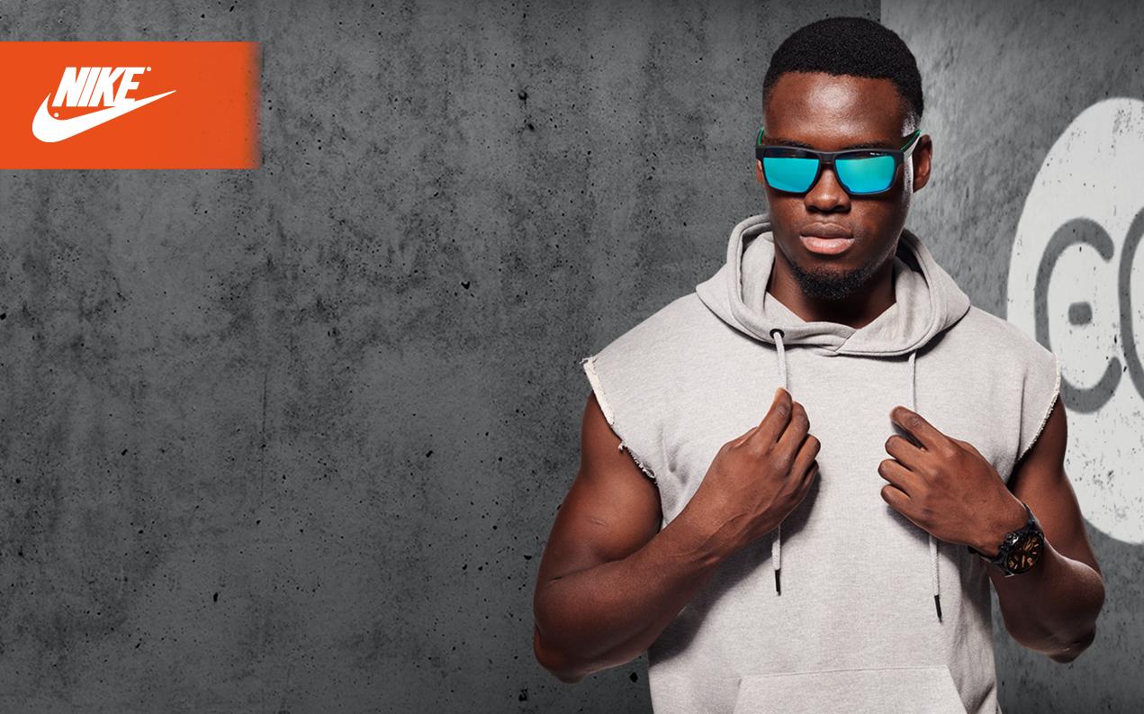 Manlig modell bär solglasögon från Nike