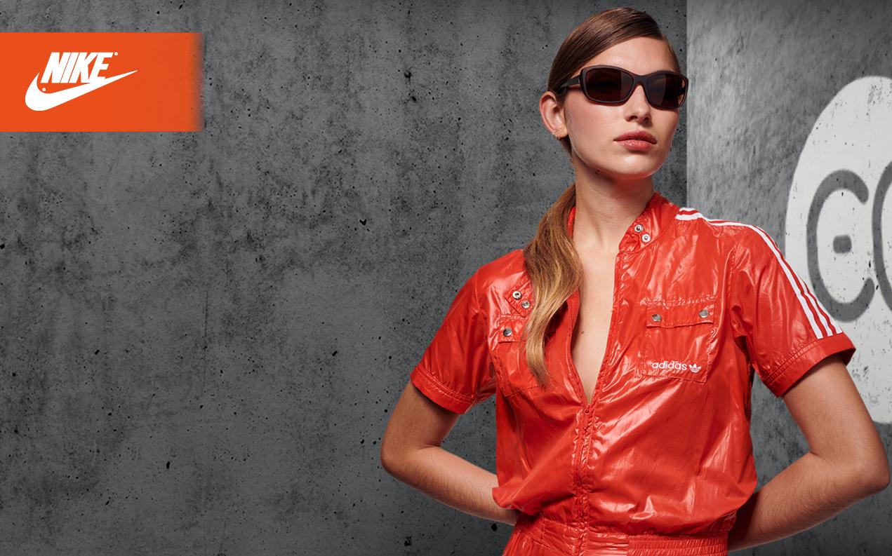 Kvinnlig modell bär solglasögon från Nike